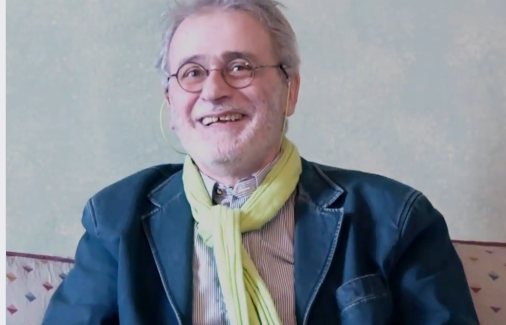 Sur le canapé de l'ambassade